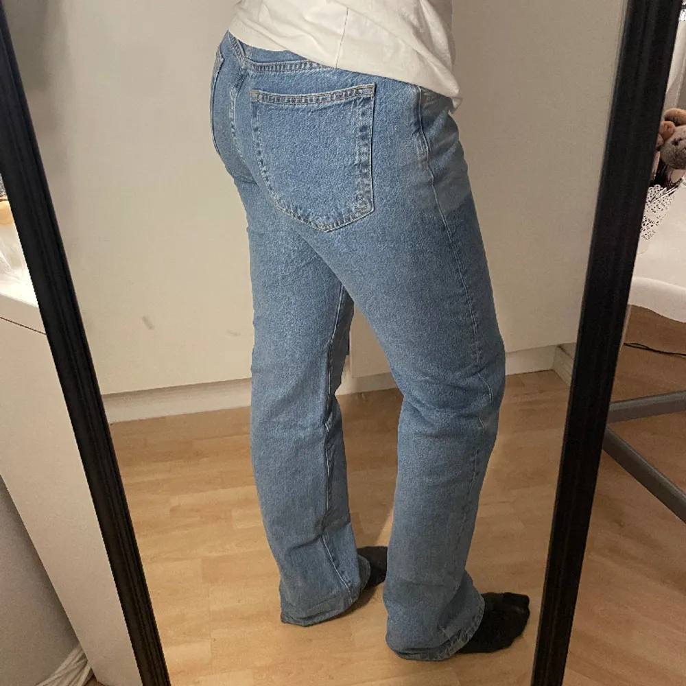 Low straight jeans från bikbok som knappt är använda! Nypris är 699kr . Jeans & Byxor.