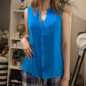 Superfin blå blus  - Jättefin blå blus från H&M, passar perfekt till en somrig fin middag, eller en fest ☺️storlek 38 men passar 36/S också