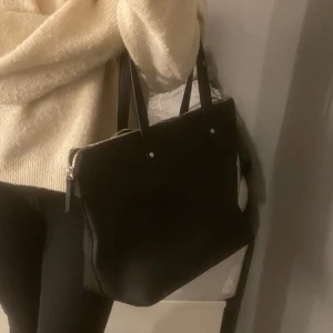 Svart väska - Säljer min väska som alldrig kommit till användning, den är stor och rymlig, helt oanvänd. Den är ifrån Even&odd. Skriv för mer info! 