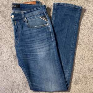 Hej! Vi säljer ett par snygga Replay Jeans som är i modellen Grover (slim modell) i storlek 31/34. Endast jeansen medföljer. Skick: 8/10. Nypris: 1500kr. Vårt pris: 399kr. Frakt sker via Postnord. Finns i DM vid frågor och funderingar. Mvh Norén&Ericsson!