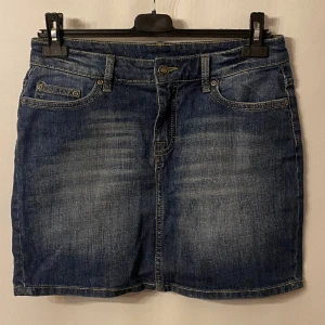 Jeanskjol - Blå jeanskjol. Inga lappar kvar så vet tyvärr inte märke, skulle gissa på storlek 36/ 38. 