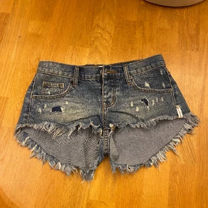 Lågmidjade shorts - Supersnygga lågmidjade shorts från one X oneteaspoon, aldrig använda och prislappen är kvar på🤩. Inköpta för 900kr men säljer för 499kr, går att kanske få lägre😍