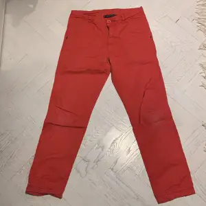 Säljer dessa röda jeans som har används några fåtal gånger i storlek 152. De är tyvärr för små nu.