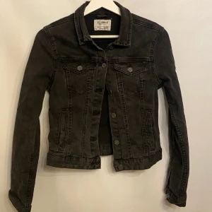 Svart jeansjacka  - Svart/ grå jeansjacka. Märke: pull and bear. Storlek: M men snarare en Xs. 