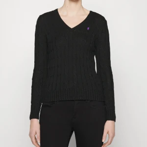 POLO RALPH LAUREN - Tröja - POLO RALPH LAUREN KIMBERLY LONG SLEEVE - STICKAD TRÖJA Nypris : 2195kr Material : Pima bomull 100% Stl : S Färg:  Svart  Helt ny!! Utan prislapp men använt endast 1 gång typ . 