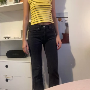 Dröm svarta levis jeans - Älskade svarta levis som är liite för små för mig nu. 
