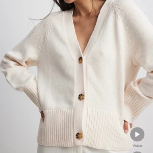 Stickad kofta - Säljer en cream vit stickad kofta i storlek XS, men den är stor i storleken så den passar en S. Helt ny och oanvänd, lapparna sitter kvar🤍😍 Orginalpris 499 kr, säljer för 400 kr. Pris kan diskuteras! 