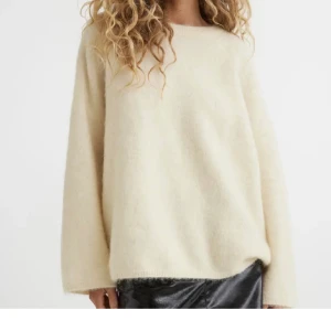 Stickad tröja från hm - Säljer denna populära stlutsålda stickade tröjan från hm! I storlek M. Så fin och nästan aldrig använd. 🥰