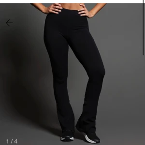 ribbade flare träningsbyxor lager 157  - säljer flare träningsbyxor från lager 157 i färgen beige och svart. båda är i storleken s men passar oxå xs💕 ny priss= 400 för båda och 200 per styck. mitt priss= båda för 300 och 150 per styck ❤️