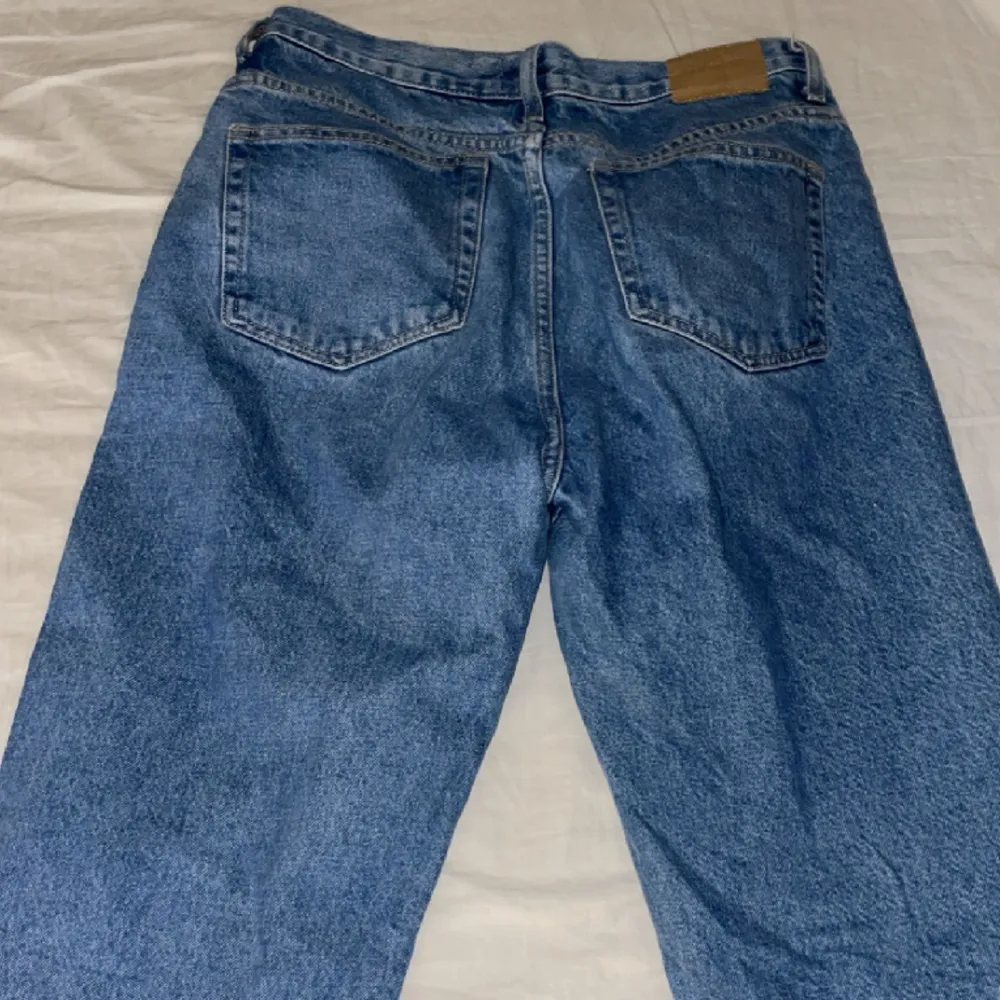 Ett par blåa raka jenas från weekday, använda fåtal gånger. Storlek S/M, köpare står för frakt!. Jeans & Byxor.