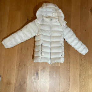 Fin Ralph Lauren jacka   - Fin Polo Ralph Lauren dun jacka som är använd en säsong. Strl 12-14 år 