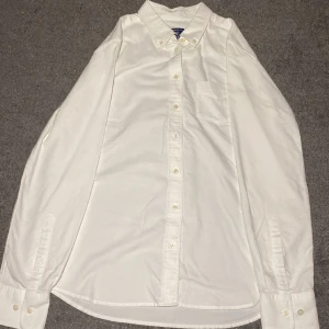 Skjorta  - En snygg gant skjorta som jag har växt ut.  Inga fläckar på skjortan  använd 4 gånger.  Vanliga priset 470kr. Lite större en S 