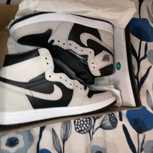 Air jordan shadow grey 2.0  - Ett par aj1 som inte direkt var i min stil med fick de i present, storlek 41 