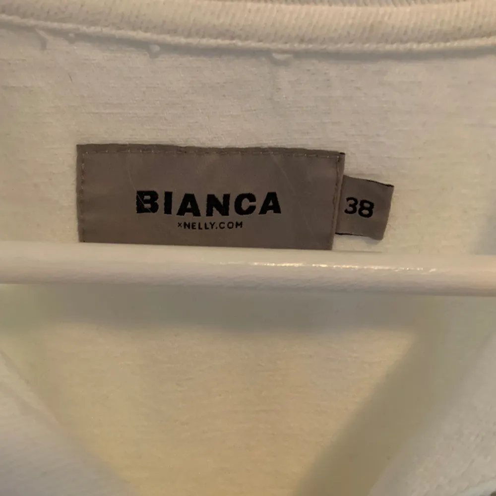 Vit jacka från Bianca Ingrossos klädmärke, aldrig använd utan bara hängt i garderoben. Flertalet fickor framtill, stängs med dragkedja.   Köparen står för frakt, kan även hämtas i Västerås.. Jackor.