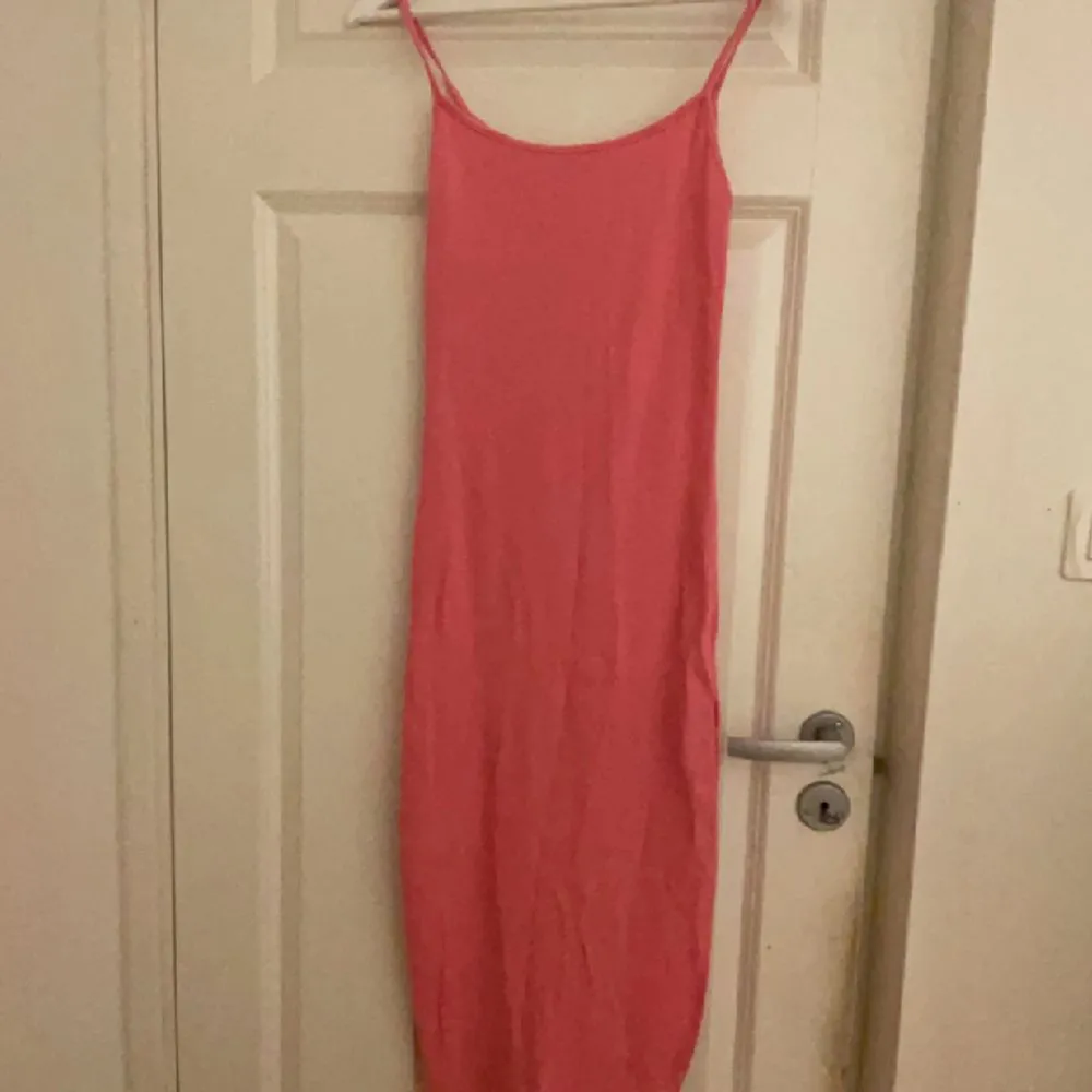 En rosa klänning från new yorker med slits köpt för ca 119-150kr men säljs för 60kr. Använd 1 gång. Klänningar.