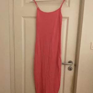 En rosa klänning från new yorker med slits köpt för ca 119-150kr men säljs för 60kr. Använd 1 gång