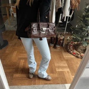 Randiga bootcut jeans - Säljer de snyyyggaste lågmidjade bootcut jeansen. Storlek 29 men skulle säga att de passar en s-m. Frakt ingår inte ❤️