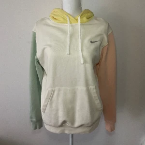 Nike hoodie - Färgglad!! 