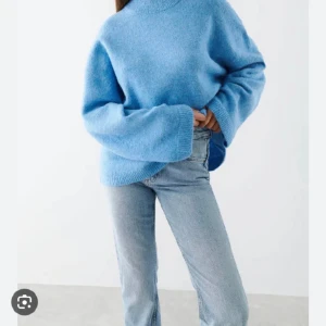 Blå stickad tröja Gina tricot  - Såå snygg stickad tröja från Gina tricot, Toppskick!! Använd få gånger🥰🥰