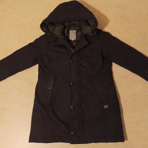 G-Star Raw Dam jacka stl M - Modern och varm  jacka med snygg passform. Modellen är lätt figursydd  Jackan är använd 1 säsong så i fint skick(förutom) att piggen till dragkedjan släppt men det stör ej funktionen. Päls följer ej med jackan. 