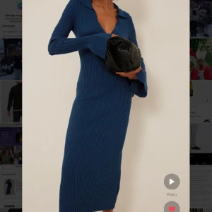 Stickad klänning - En marinblå stickad klänning i superskönt material. Dubbletter så oanvänd med prislapp kvar💗den skönaste stickade klänningen, känns som mjukis! Ordinariepris 999kr, säljer för 560kr, slutsåld. Perfekt att ha på julafton!