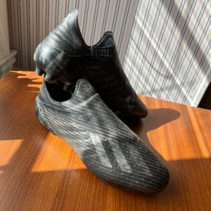 Adidas X fotbollsskor  - Ett par svarta adidas x ”layskin” fotbollsskor. De är använda men är i gott skick. 