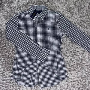 Oanvänd Ralph lauren skjorta - Tags kvar, oanvänd. Size 10, slimfit