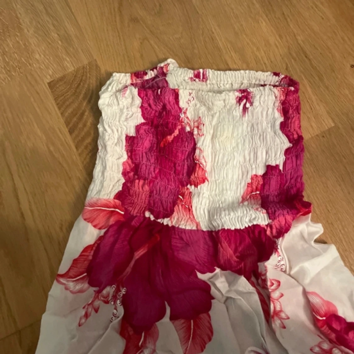 Blommig klänning kort  - 90