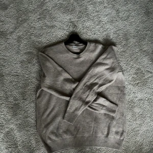 John Henric crewneck - John Henric crewneck i väldigt bra skick då den inte kommit till mycket användning. Storlek xl men passar dig som har L. 90% merino ull 10% Kashmir vilket gör att den är väldigt skön! Skriv vid mer frågor!