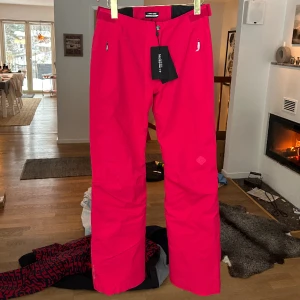 Skidbyxor J.Lindeberg - Skidbyxor från J.Lindeberg i oanvänt nyskick med prislapp kvar. Säljs just nu på hemsidan så det är en ny modell. Säljs då de är för små på mig.🥰LX-stretch modellen vilket innebär breathable, windproof, waterproof, stretch och lightweight.