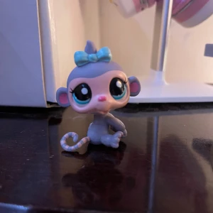 2006 LPS Littlest Pet Shop Monkey #2277 Authentic - Äkta LPS Monkey #2277 gjord av Hasbro 2006. Använder produktbild som referens. Den är hel och har inga fläckar eller skador.