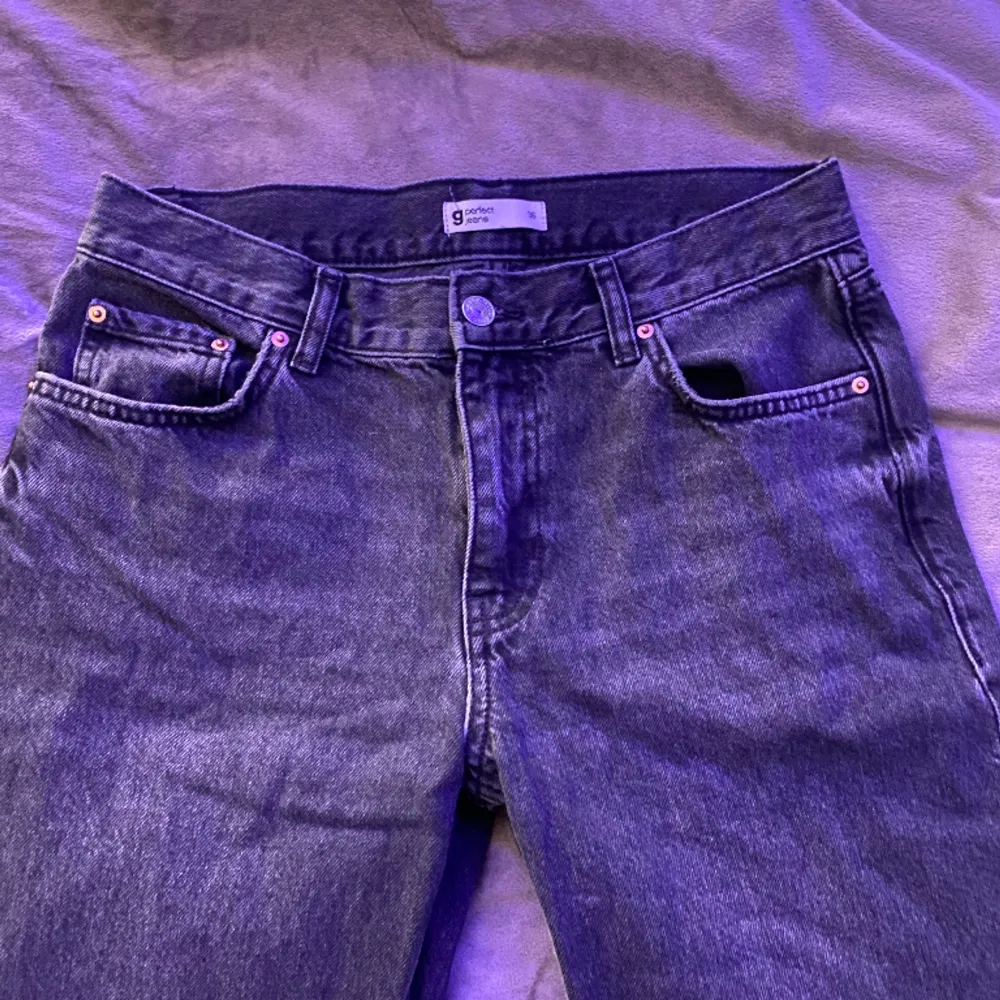 Säljer dess UR snygga Low waist jeans från Ginatricot. Använda några gånger men inga defekter💕 nypris 500kr, mitt pris 400kr. Skick, 10/10.  Använd gärna köp nu! . Jeans & Byxor.