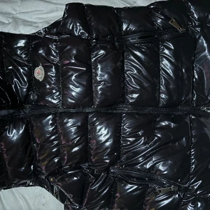 Moncler väst, unisex modell - Moncler väst, använd 2 gånger. Mycket bra skick, Unisex modell, finns luva me päls för tjejer. I skåne. Pris diskuteras