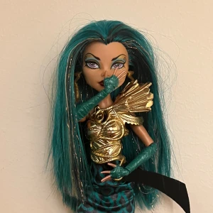 Monster high Docka - Nefera monster high docka, Chléos syster. Orginal dockan. Köpt på plick men kommer inte till användning längre. Perfekt skick och super snygg.
