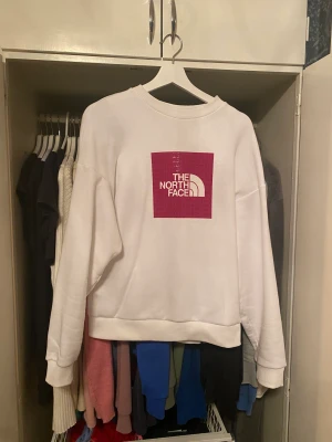 The north face tröja  - Tröja från the north face som knappt är använd, max 3ggr 💗 150kr + frakt 