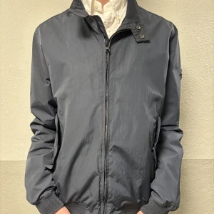 J.Lindeberg Jacka - J.Lindeberg vindjacka | Nypris 1800 | Endast en deflekt på högra fickan (enkelt att fixa) | Modellen på bilden är 184cm lång | Tveka inte på att höra av dig vid funderingar eller fler bilder❕