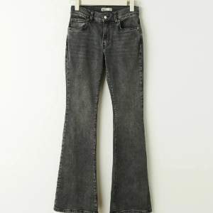 Säljer dessa fina gråa ”low waist bootcut jeans” Från Gina Tricot som är i st 34🤍Köpta för 500, säljer för 180kr