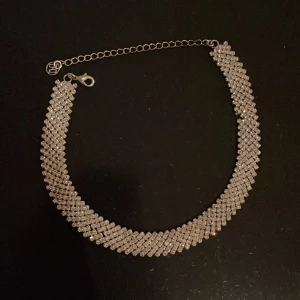 Halsband - Säljer en snygg silver halsband med diamanter | OBS! inte riktiga diamanter | aldrig använt | fick som present 