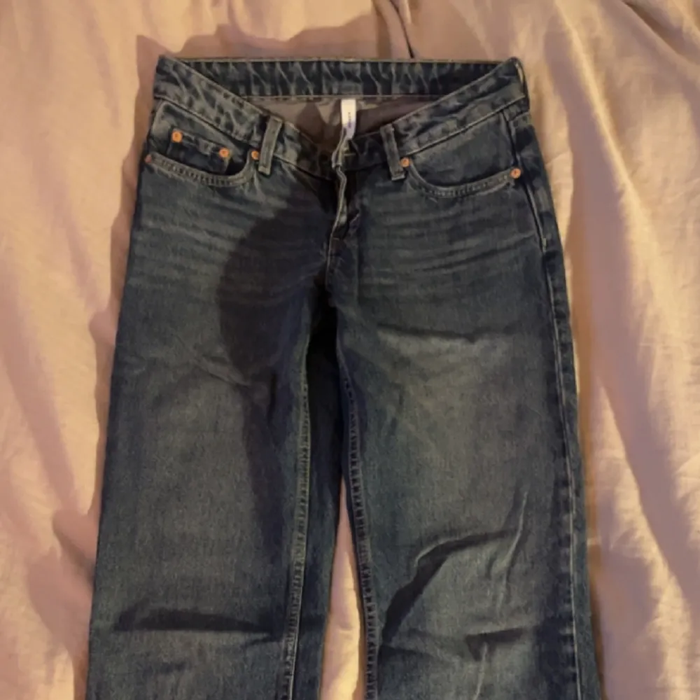 Säljer mina jätte fina weekday jeans💕modellen heter ”arrow low straight jeans” 💕Dem har inga defekter utan kommer bara inte till användning längre💕(nypris 590kr) priset kan diskuteras🩷. Jeans & Byxor.