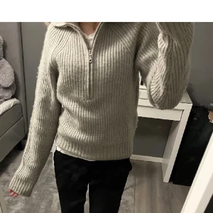Stickad zip tröja - Hej! Säljer denna superfina stickade zip tröja från h&m. (Lånad bild). I storlek S men passar även xs. Om man vill ha mer bilder på skicket så är det bara att skriva, men den är i bra skick. Om det ej finns funderingar så går det bra att trycka på köp nu💓