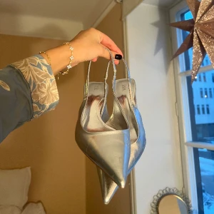  silver pumps - Såå snygga silver klackar från zara. Dem är verkligen otroliga men lite för stora för mig🥲🥲 använda en gång! 