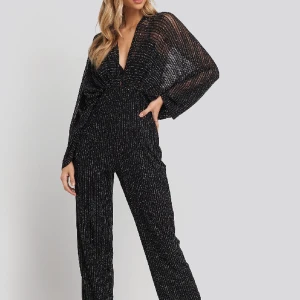 Jumpsuit från NA-KD - Glittrig jumpsuit från NA-KD i strl XS. Aldrig använd. 