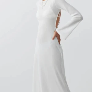 Maxi dress med öppen rygg  - Köpt i somras strl M. Väldigt lång för mig som är runt 160 passar bra för lite längre personer. Skriv för bilder så fixar vi de hur enkelt som helst :) 