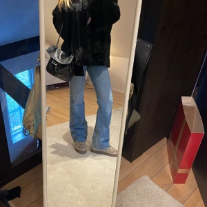 Lågmidjade ljusa jeans - Säljer dessa skit najs Lågmidjade ljusa jeans med jötte fina fickor🪩🪩jag är 175 o dom går hela vägen till marken🥰🥰