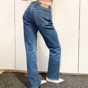 🍒VINTAGE LEVIS🍒 - 🍒DRÖMMIG DENIM🍒Ett par 90s Levi’s modell 555 i 100% denim. Jeansen har låg midja och raka ben.  Midjemått rakt över 38cm   Innerbenslängd: 76cm Säljs i perfekt skick utan några defekter. Modellen är 167cm lång för referens.🍒