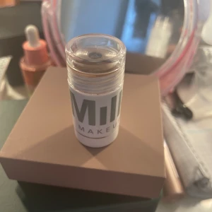 MILK BRONZER STICK - Milla bronzers stick, endast testad men säljer då de inte va något för mig, hela produkten kvar💘 färgen baked, pris kan diskuteras 