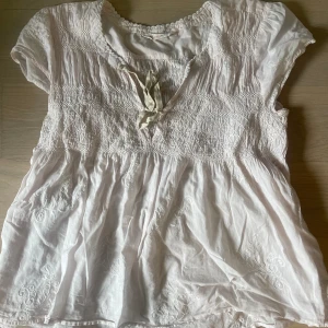 Odd Molly topp - Jätte söt, rosa topp från Odd Molly som är fin nu till sommaren! Säljer för att den inte kommer till användning