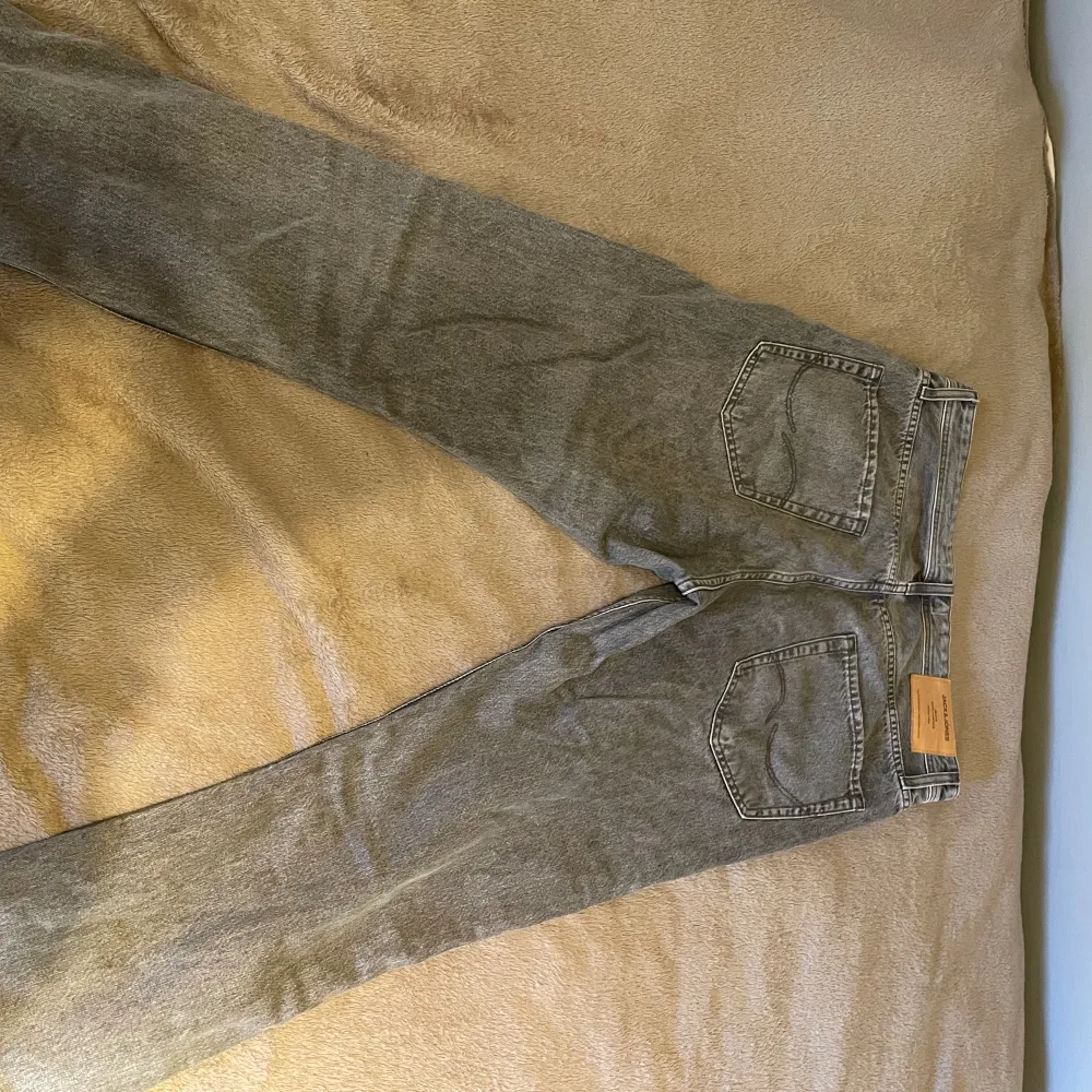 Tja säljer ett par jack & jones jeans som knappt är använda nypris 599  Strlk 32/32. Jeans & Byxor.