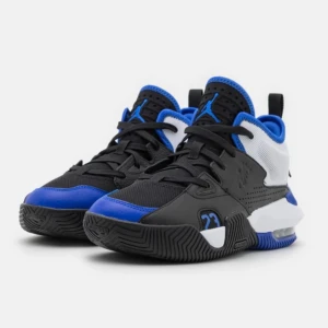 Jordan stay loyal 2 skor - Snygga jordans i väldigt bra skick, använt kanske 3 gånger. Säljer då de har blivit för små. Köpte för 1000 och säljer för 450😋