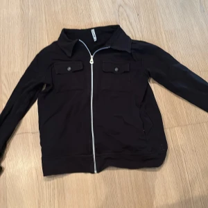 Det är en overshirt storlek 164 14-15 år - Det är ett riktigt bra skick använd ett par gånger 8-10